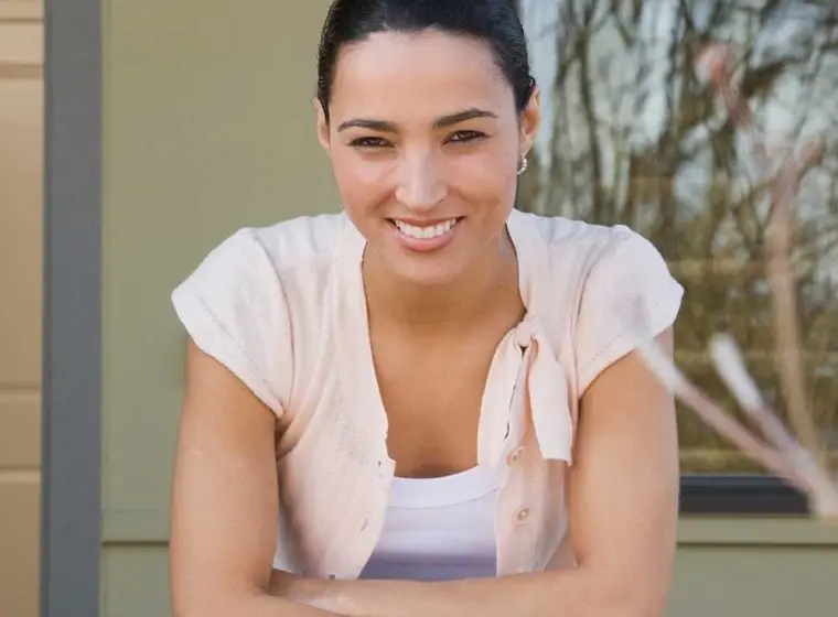 [Nicole B] woman-on-front-porch-1000