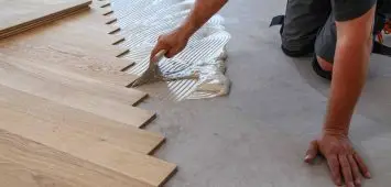 handyman-melbourne-palm bay-[floor] male-worker-installing-a-wooden-laminate-flooring-1500